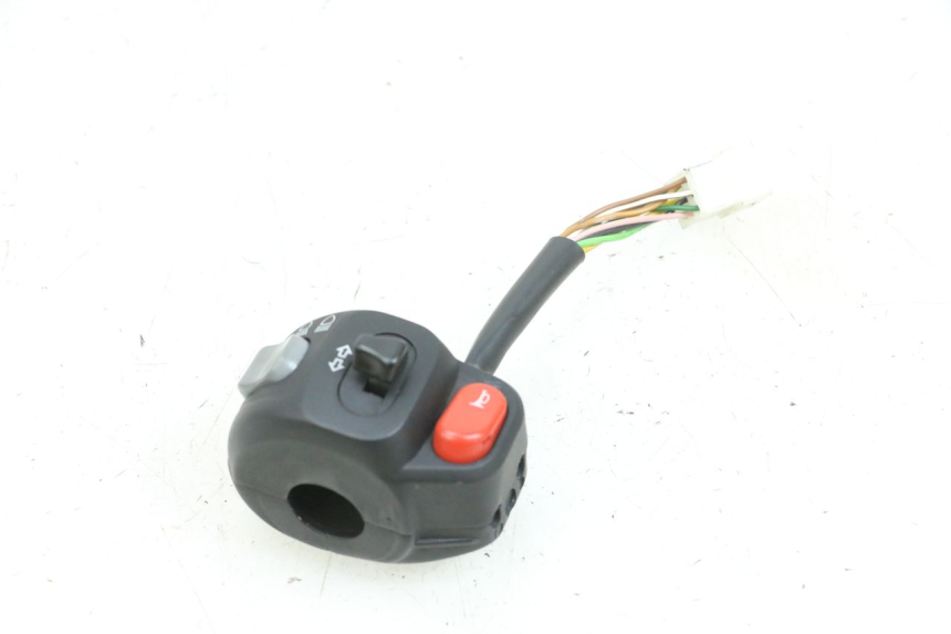 photo de INTERRUPTOR DE LUCES IZQUIERDO YAMAHA YP MAJESTY 125 (2002 - 2006) - Detalles de los puntos de fijación