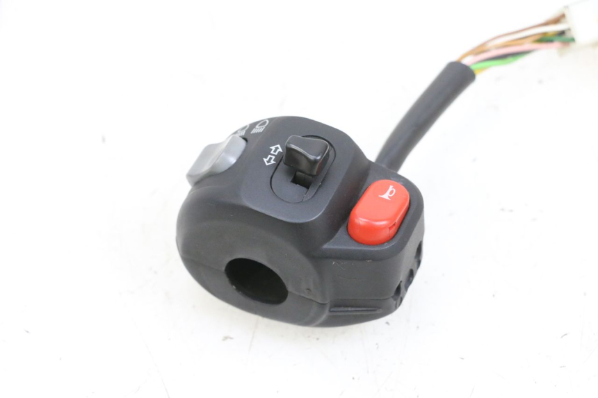 photo de INTERRUPTOR DE LUCES IZQUIERDO YAMAHA YP MAJESTY 125 (2002 - 2006) - Estado de la superficie y material