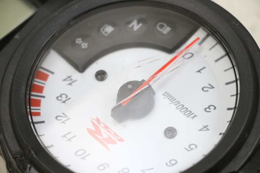 photo de VELOCIMETRO SUZUKI GSXR GSX-R 1000 (2003 - 2004) - Zoom sobre los componentes