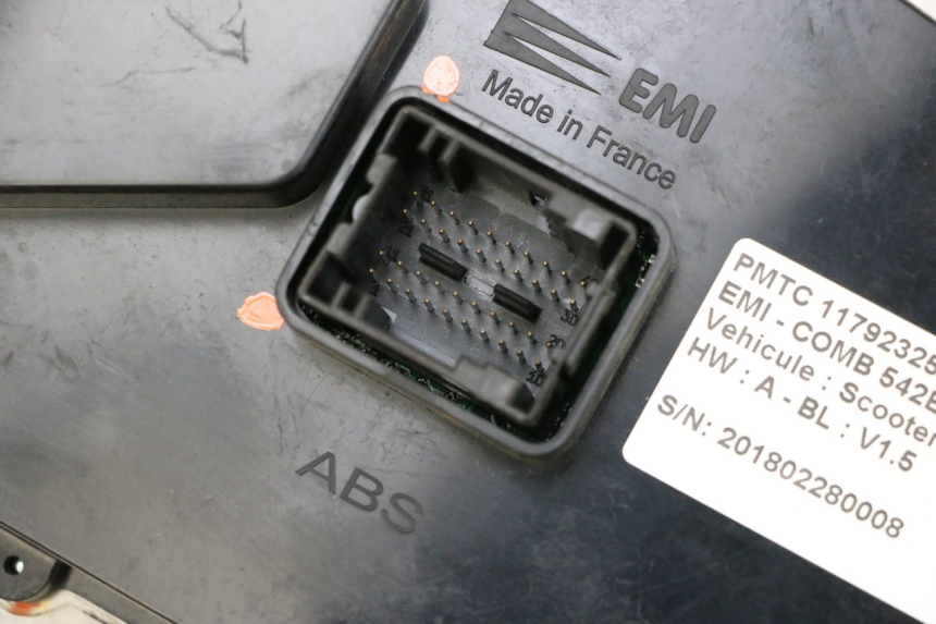 photo de VELOCIMETRO PEUGEOT SATELIS 125 (2013 - 2018) - Detalles de los puntos de fijación