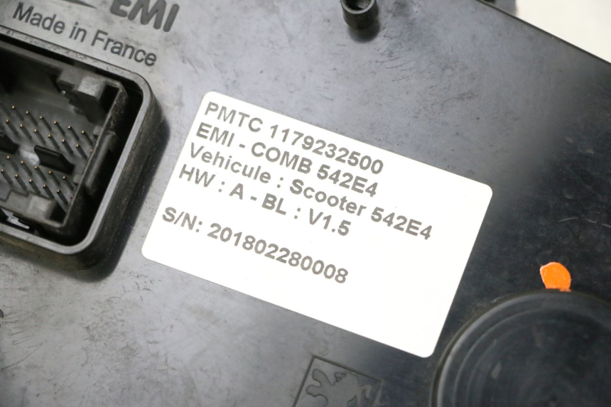 photo de VELOCIMETRO PEUGEOT SATELIS 125 (2013 - 2018) - Estado de la superficie y material