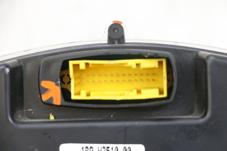 photo de CUENTA KILÓMETROS YAMAHA XMAX X-MAX 125 (2006 - 2009) - Primer plano de alta resolución