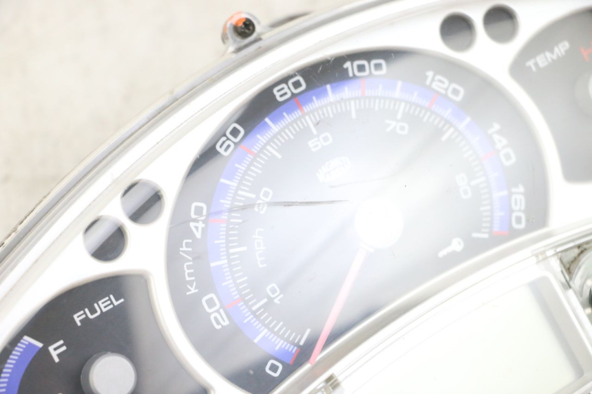 photo de CUENTA KILÓMETROS YAMAHA XMAX X-MAX 125 (2006 - 2009) - Enfoque en la estructura