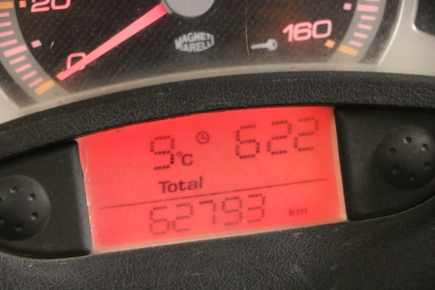 photo de CUENTA KILÓMETROS YAMAHA XMAX X-MAX 125 (2006 - 2009) - Primer plano técnico