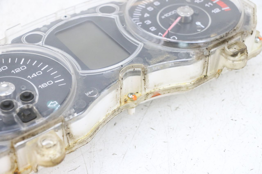 photo de CUENTA KILÓMETROS YAMAHA X-MAX XMAX 125 (2010 - 2013) - Estado de la superficie y material