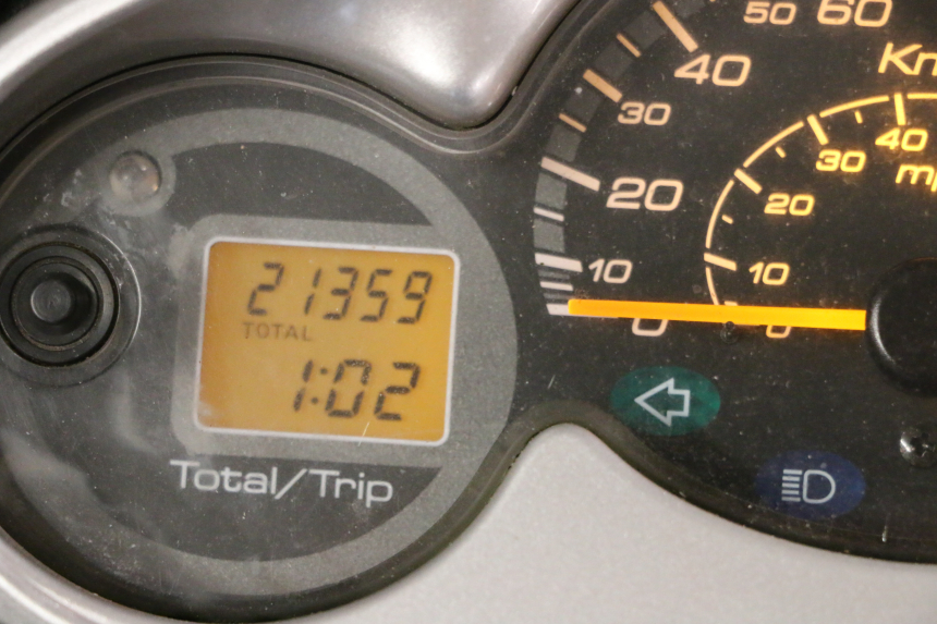 photo de CUENTA KILÓMETROS YAMAHA YP MAJESTY 125 (2002 - 2006) - Primer plano técnico