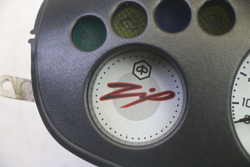 photo de CUENTA KILÓMETROS PIAGGIO ZIP 4T 50 (2018 - 2020) - Detalle de la pieza