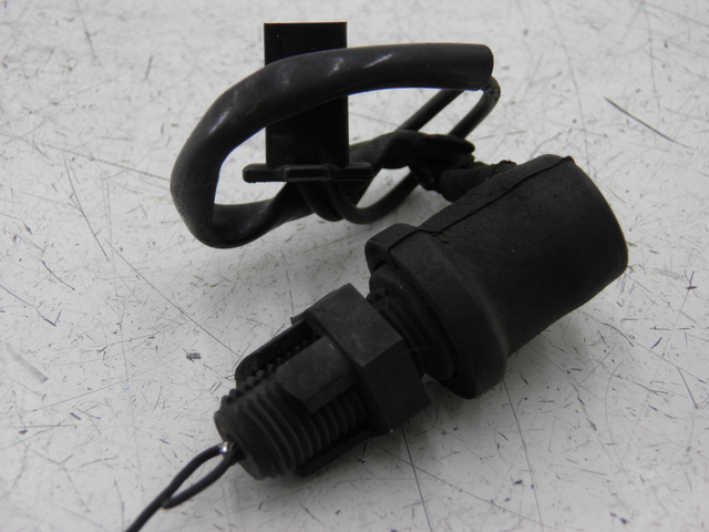 photo de LUZ FRENO INTERRUPTOR TRASERA YAMAHA XJR 1300 (1998 - 2002) - Zoom estado de uso