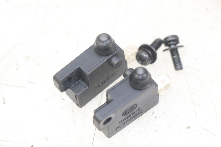 photo de INTERRUPTOR DE LUZ DE FRENO KYMCO DOWNTOWN ABS 125 (2015 - 2017) - Detalle de la pieza