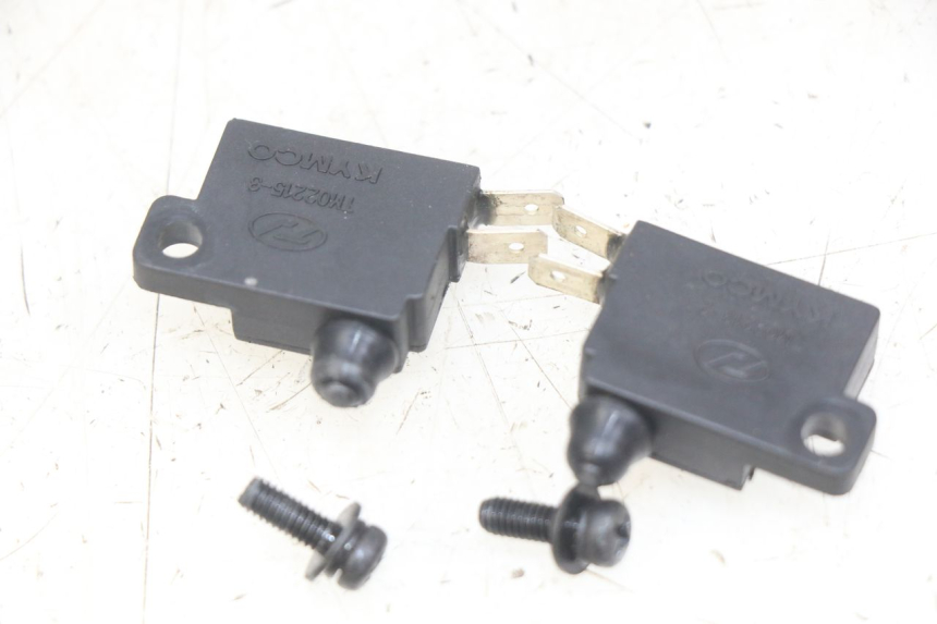 photo de INTERRUPTOR DE LUZ DE FRENO KYMCO DOWNTOWN ABS 125 (2015 - 2017) - Otra perspectiva