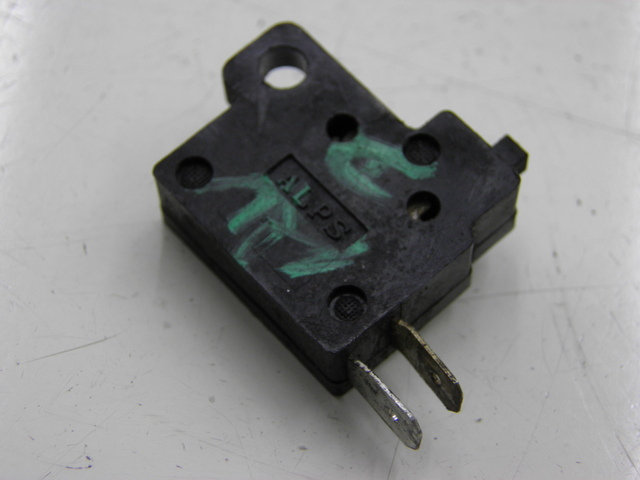 photo de LUZ FRENO INTERRUPTOR DERECHA HONDA SH 125 (2003 - 2004)