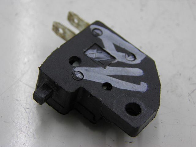 photo de CONTACTOR DE LUZ DE FRENO DERECHO SYM FIDDLE 2 50 (2008 - 2013)