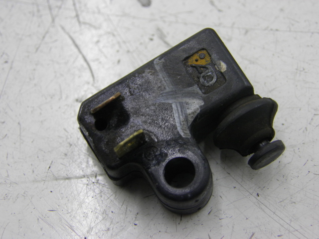 photo de CONTACTOR DE LUZ DE FRENO DERECHO YAMAHA XMAX X-MAX 125 (2006 - 2009)
