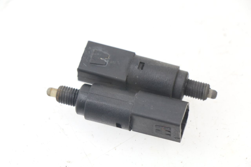 photo de INTERRUPTOR DE LUZ DE FRENO PIAGGIO MP3 125 (2006 - 2014)