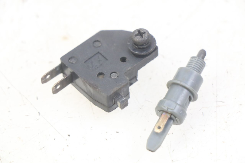 photo de INTERRUPTOR DE LUZ DE FRENO PEUGEOT KISBEE 2T 50 (2010 - 2017)