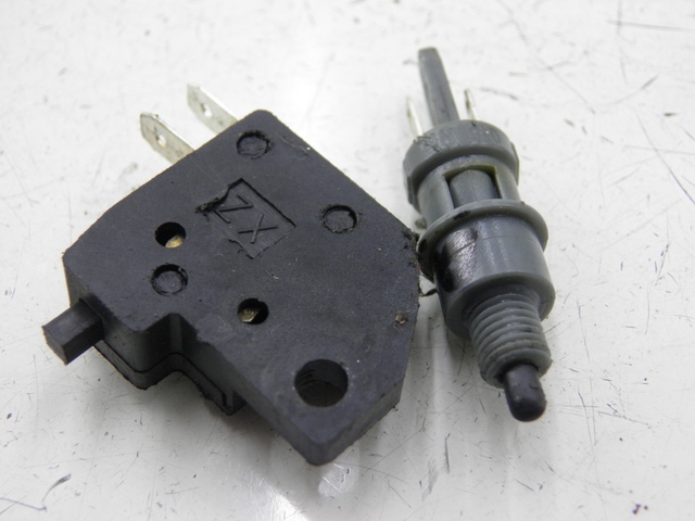 photo de INTERRUPTOR DE LUZ DE FRENO PEUGEOT KISBEE 4T 50 (2010 - 2017)