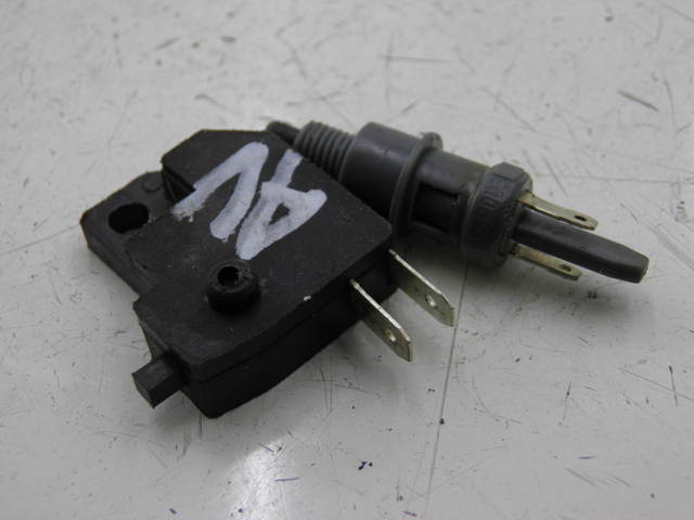 photo de INTERRUPTOR DE LUZ DE FRENO PEUGEOT KISBEE 4T 50 (2010 - 2017)