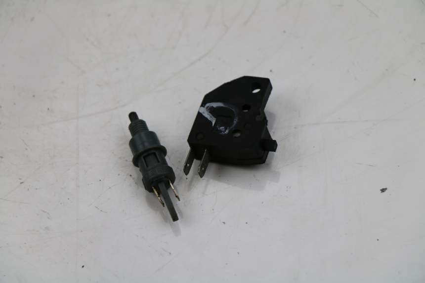 photo de INTERRUPTOR DE LUZ DE FRENO PEUGEOT KISBEE 4T 50 (2010 - 2017)