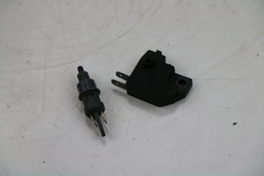 photo de INTERRUPTOR DE LUZ DE FRENO PEUGEOT KISBEE 4T 50 (2010 - 2017)