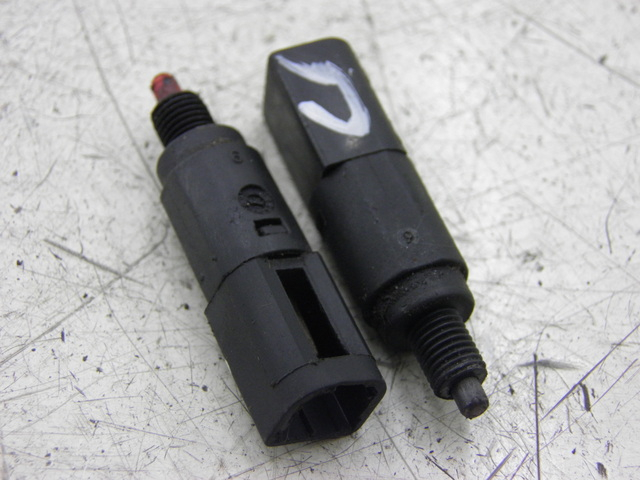 photo de INTERRUPTOR DE LUZ DE FRENO PIAGGIO FLY 125 (2005 - 2012)