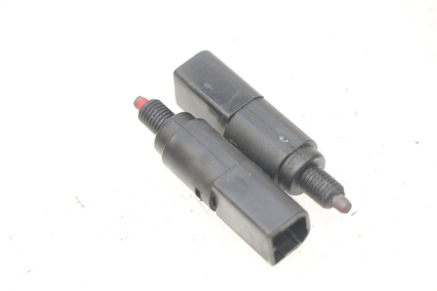 photo de INTERRUPTOR DE LUZ DE FRENO PIAGGIO FLY 100 (2006 - 2010)