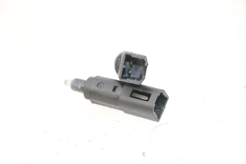 photo de LUZ FRENO INTERRUPTOR PIAGGIO VESPA GRANTURISMO 200 (2004 - 2005)