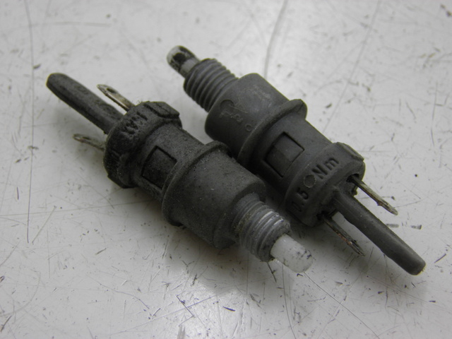 photo de INTERRUPTOR DE LUZ DE FRENO PIAGGIO X9 125 (2000 - 2003)