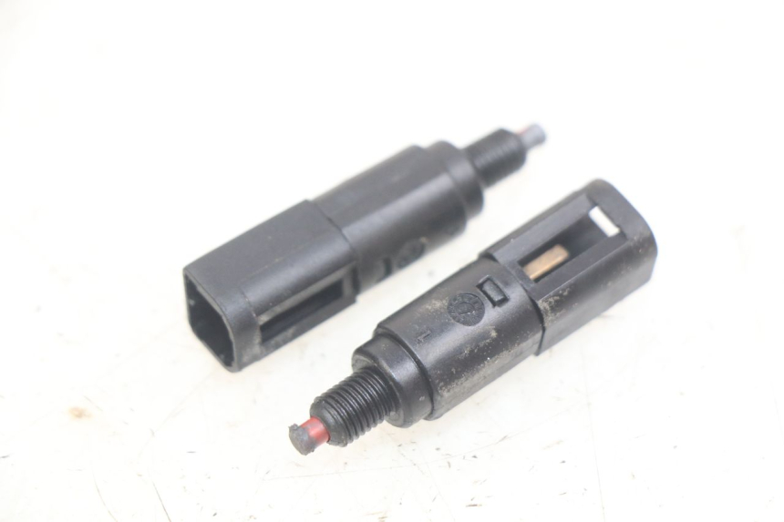 photo de INTERRUPTOR DE LUZ DE FRENO PIAGGIO X8 125 (2004 - 2007) - Vista principal