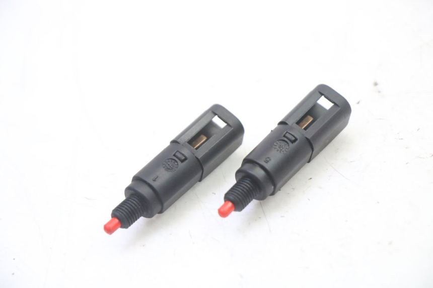 photo de INTERRUPTOR DE LUZ DE FRENO PIAGGIO X9 EVOLUTION 125 (2003 - 2007)