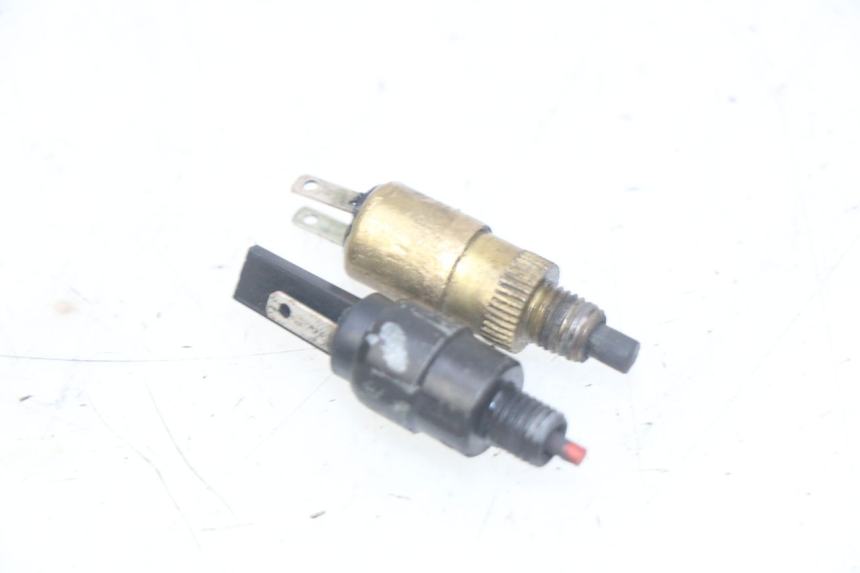photo de INTERRUPTOR DE LUZ DE FRENO YAMAHA YP MAJESTY 125 (2007 - 2010)
