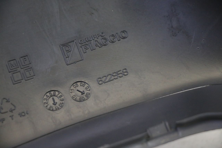 photo de CUBIERTA DEL MANILLAR TRASERO PIAGGIO MP3 RL 250 (2007 - 2010) - Detalles de los puntos de fijación