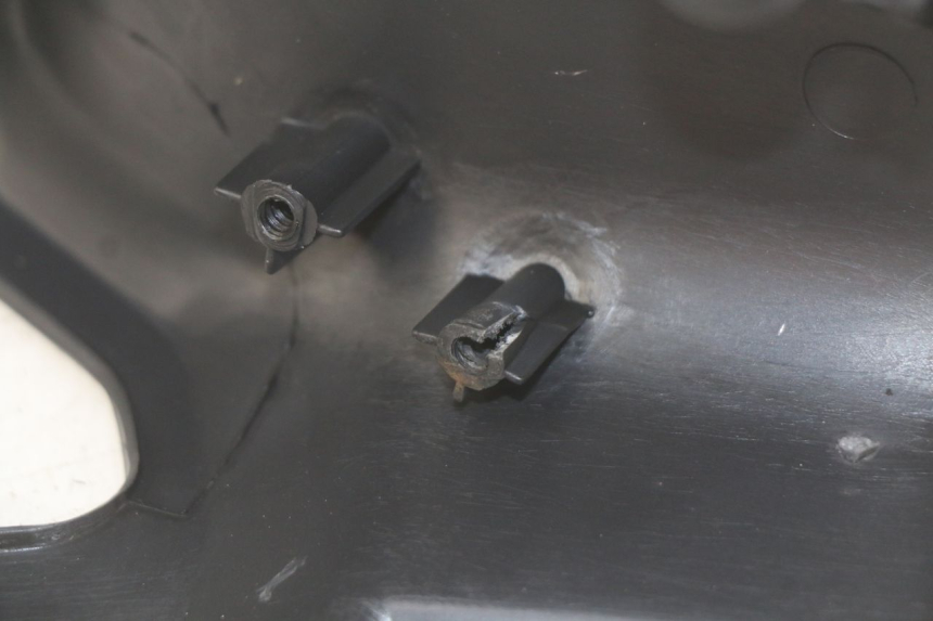 photo de CUBIERTA DE MANILLAR TRASERO PEUGEOT V-CLIC VCLIC 50 (2007 - 2013)