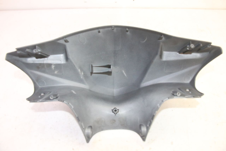 photo de CUBIERTA DEL MANILLAR DELANTERO KYMCO AGILITY 4T 50 (2018 - 2022) - Primer plano técnico