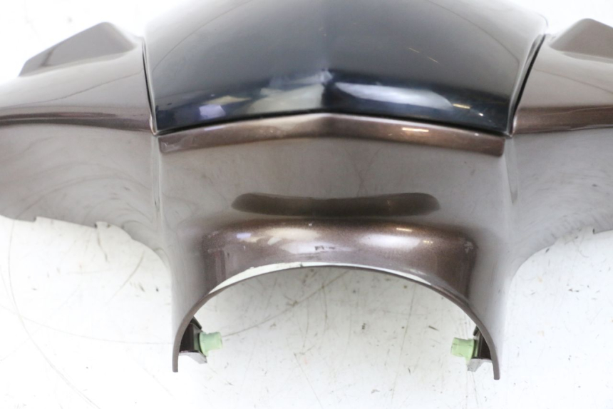 photo de CUBIERTA DEL MANILLAR DELANTERO PEUGEOT KISBEE 2T 50 (2010 - 2017) - Detalle de la pieza