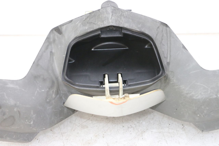 photo de TAPA MANILLAR TRASERO PEUGEOT SATELIS 125 (2013 - 2018)