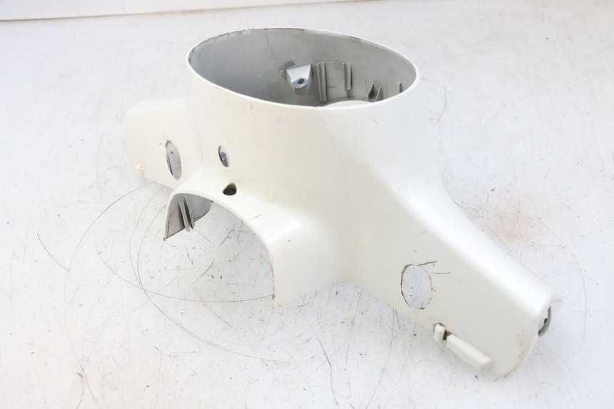 photo de TAPA MANILLAR TRASERO PIAGGIO VESPA GTS SUPER IE 125 (2009 - 2016) - Enfoque en la estructura