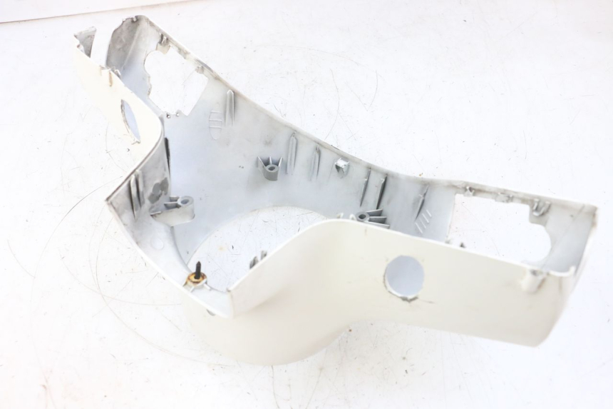 photo de TAPA MANILLAR TRASERO PIAGGIO VESPA GTS SUPER IE 125 (2009 - 2016) - Primer plano técnico