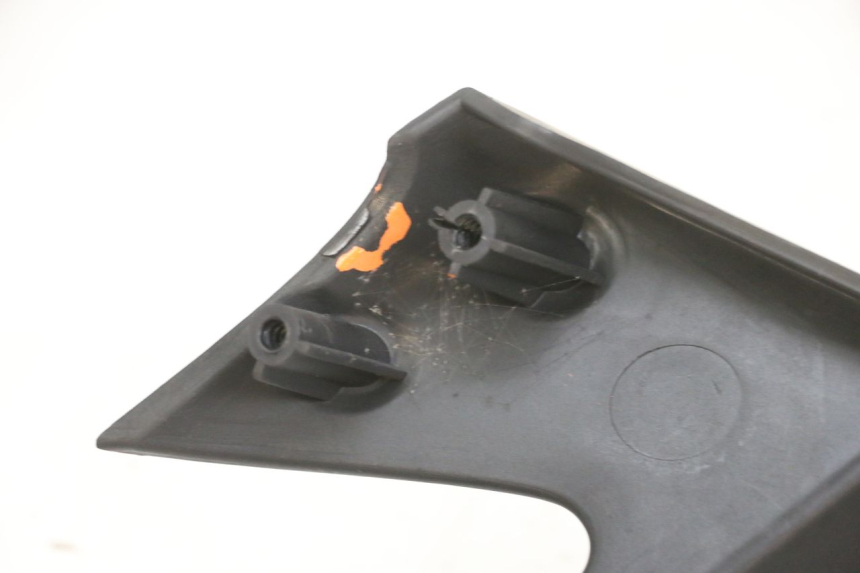 photo de CUBIERTA DEL MANILLAR DELANTERO YAMAHA XMAX X-MAX 125 (2006 - 2009) - Primer plano técnico