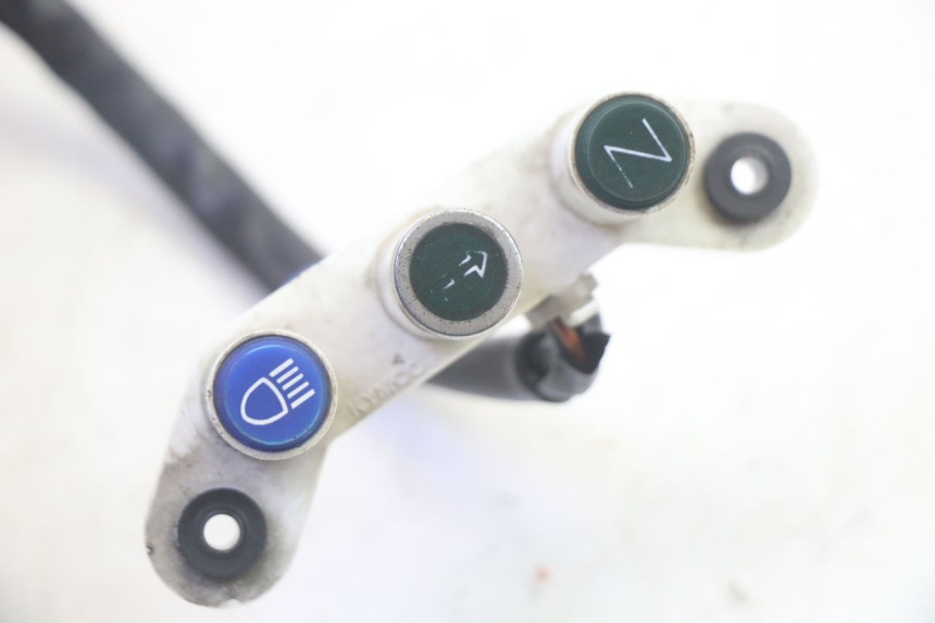 photo de TAPA MANILLAR CONMUTADOR KYMCO ZING 125 (1997 - 2003) - Detalle de la pieza