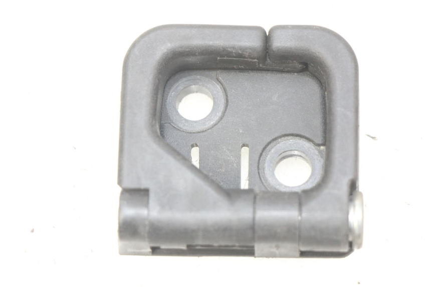 photo de GANCHO DE BOLSA SUZUKI SIXTEEN 125 (2008 - 2010)