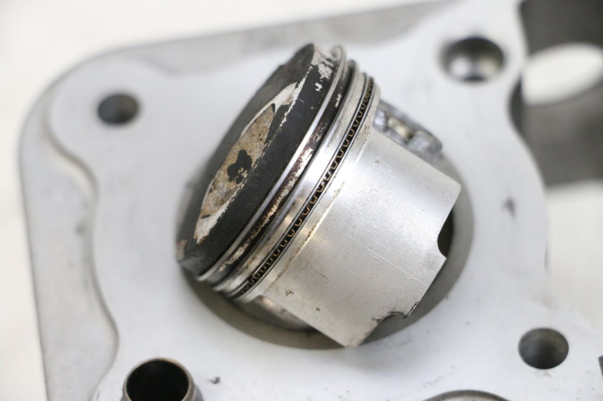 photo de CILINDRO PISTON SYM ORBIT III 3 4T 50 (2018 - 2021) - Zoom sobre los componentes