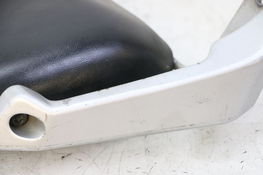 photo de CUBRE ESPALDA DAELIM HISTORY 125 (2001 - 2002) - Detalles de los puntos de fijación