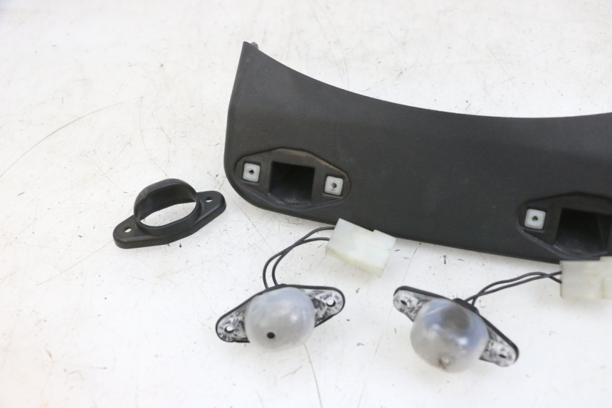 photo de LUZ MATRICULA PIAGGIO MP3 RL 250 (2006 - 2010) - Detalles de los puntos de fijación