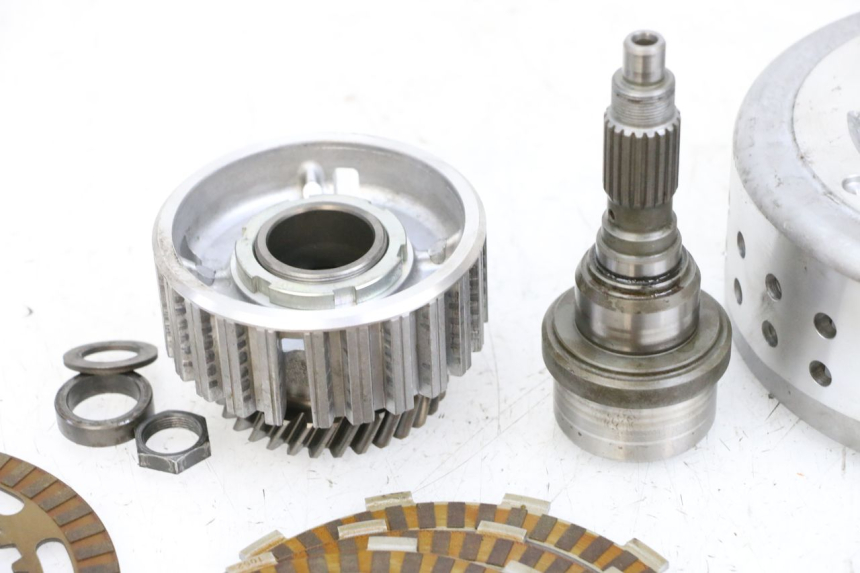 photo de EMBRAGUE SUZUKI BURGMAN EXECUTIVE ABS 650 (2006 - 2012) - Detalles de los puntos de fijación