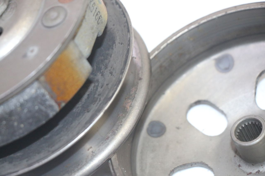 photo de EMBRAGUE PEUGEOT KISBEE 4T 50 (2010 - 2017) - Primer plano técnico