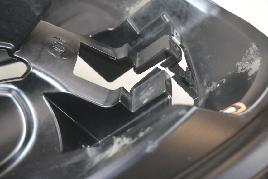 photo de CARENADO FRONTAL PIAGGIO MP3 HPE 300 (2019 - 2026) - Ángulo de visión alternativo