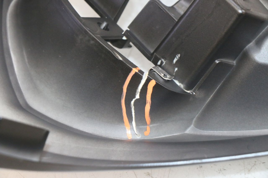 photo de CARENADO FRONTAL PIAGGIO MP3 HPE 300 (2019 - 2026) - Detalles de los puntos de fijación