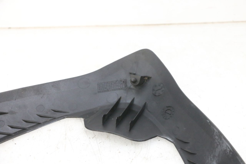 photo de CARENADO FRONTAL SUPERIOR SUZUKI BURGMAN 125 (2007 - 2014) - Primer plano técnico