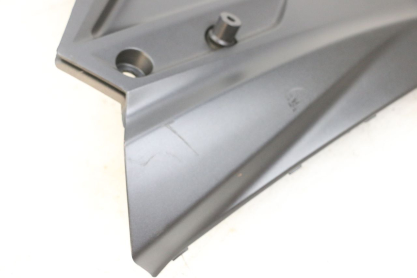 photo de CARENADO FRONTAL SUPERIOR YAMAHA TRICITY 300 (2020 - 2024) - Detalles de los puntos de fijación