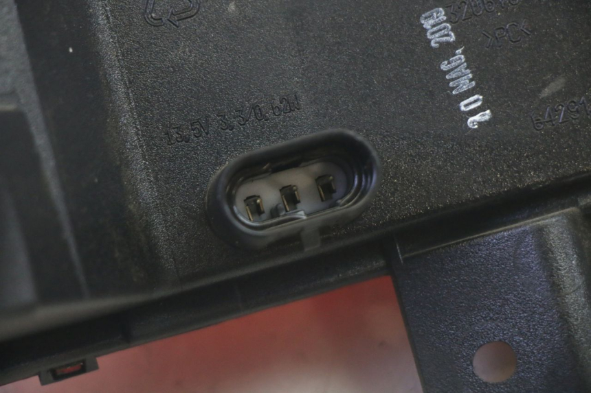 photo de LUZ TRASERA DERECHA PIAGGIO MP3 HPE 350 (2018 - 2020) - Detalles de los puntos de fijación